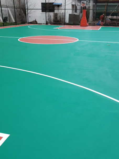 源城 球场长期使用易出现地面开裂